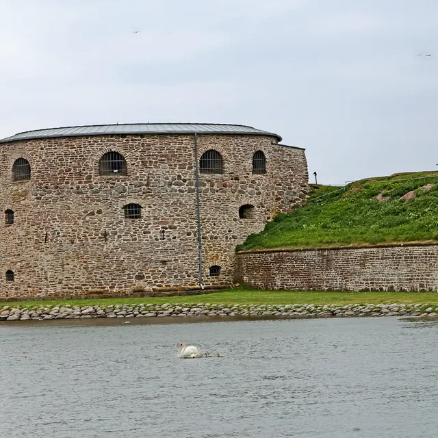 The round outer bastion of Kalmar Castle on the water